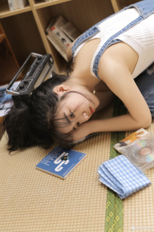 手伸进裙子按压揉捏花蒂